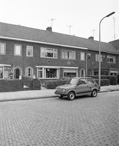881021 Gezicht op de huizen C. van Maasdijkstraat 17 (links) -13 te Utrecht.